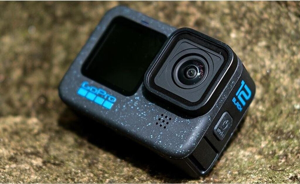 GoPro HERO12 Black Action-Kamera auf einem Felsen