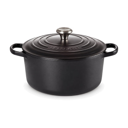 Le Creuset Signature Bräter rund 24 cm in Schwarz – Produktfoto auf weißem Hintergrund (KI-generierte Darstellung)