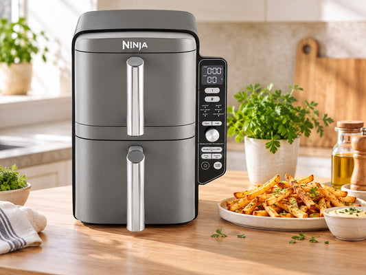 Ninja Double Stack XL SL400EU friteuse sans huile grise sur un plan de travail, à côté d’une assiette de frites