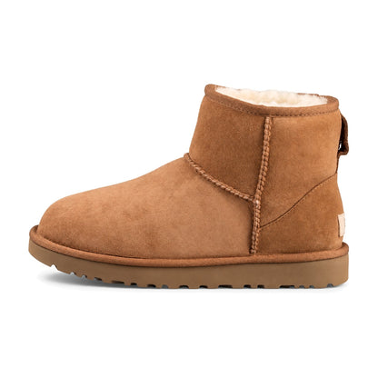 UGG Classic Mini II Stiefel in Chestnut – Produktfoto auf weißem Hintergrund (KI-generierte Darstellung)